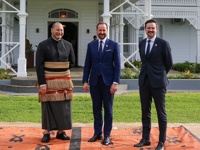 King Tupou, Crown Prince Haakon and Norwegian International Development Minister Dag-Inge Ulstein outside the Royal Palace in Nukuʻalofa. Photo: Karen Setten / NTB scanpix
